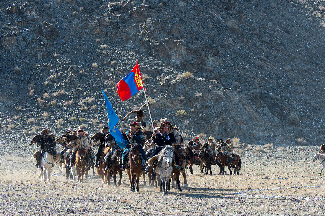 Die Eröffnungsfeier des Golden Eagle Festivals (Adlerjägerfest) mit einer Parade der Adlerjäger auf dem Festivalgelände nahe der Stadt Ulgii (Ölgii) in der Provinz Bajan-Ölgii in der westlichen Mongolei