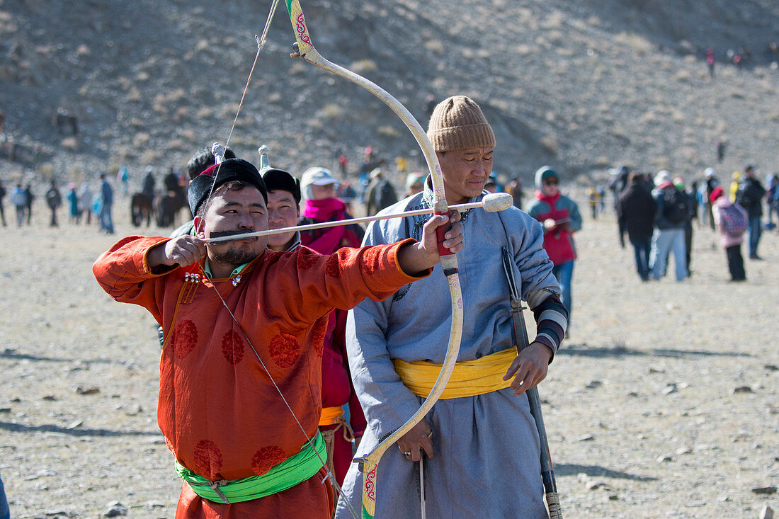 Mongolischer Bogenschütze beim Bogenschießwettbewerb auf dem Gelände des Golden Eagle Festival in der Nähe der Stadt Ulgii (Ölgii) in der Provinz Bajan-Ölgii in der westlichen Mongolei