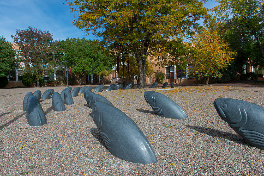 Straßenszene mit Kunstwerken (Fischskulpturen) in der Innenstadt von Santa Fe, New Mexico, USA