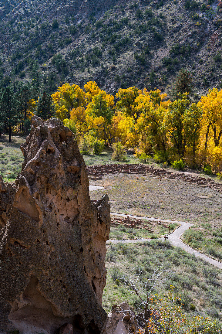 Überreste des Tyuonyi-Pueblo im Frijoles-Canyon, Bandelier-Nationaldenkmal bei Los Alamos, New Mexico, USA