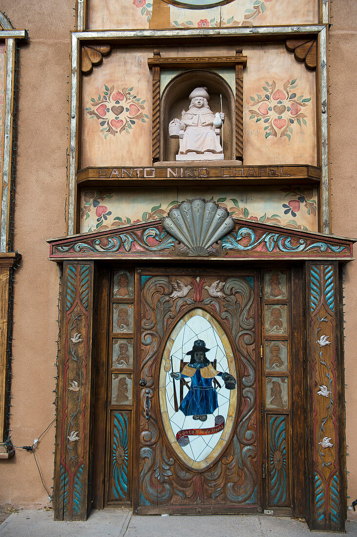 Die Eingangstür der Kapelle von Santo Nino de Atocha in El Santuario de Chimayo in der kleinen Gemeinde El Potrero außerhalb von Chimayo, New Mexico, USA