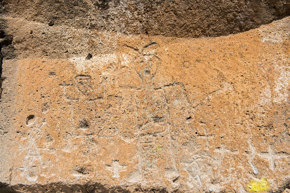 In die Felsen geritzte Petroglyphen in die Klippen bei Tsankawi, Bandelier-Nationaldenkmal in New Mexico, USA, in der Nähe von White Rock