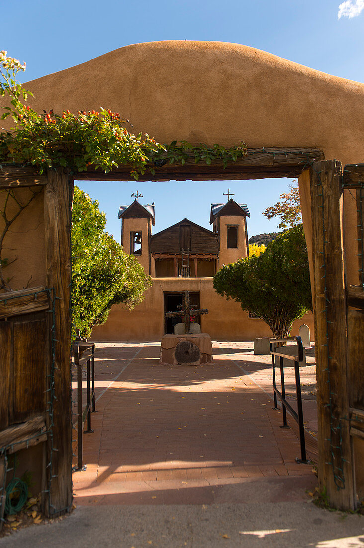 El Santuario de Chimayo wurde 1813 in der kleinen Gemeinde El Potrero außerhalb von Chimayo, New Mexico, USA, erbaut