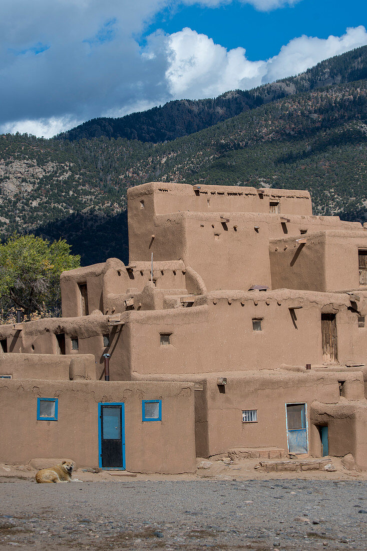 Taos Pueblo, die einzige bewohnte indianische Siedlung, die von der UNESCO zum Weltkulturerbe erklärt wurde, und ein nationales historisches Wahrzeichen in Taos, New Mexico, USA