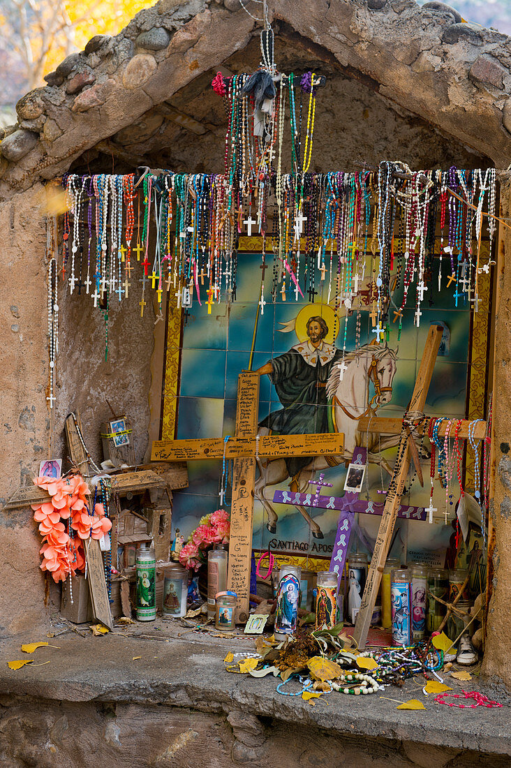 Ein Schrein mit Kruzifixen im El Santuario de Chimayo in der kleinen Gemeinde El Potrero außerhalb von Chimayo, New Mexico, USA