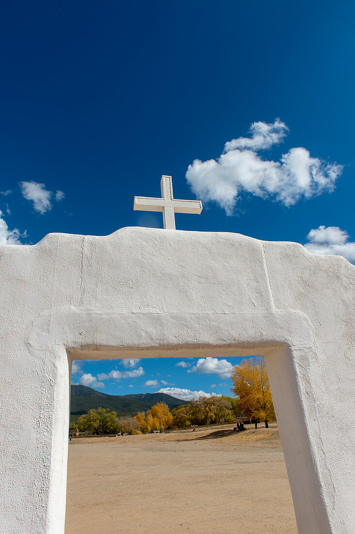 Detail des Eingangstors zur römisch-katholischen Kirche im Taos Pueblo, der einzigen bewohnten indianischen Siedlung, die sowohl von der UNESCO als Weltkulturerbe als auch als nationales historisches Wahrzeichen in Taos, New Mexico, USA, ausgewiesen wurde