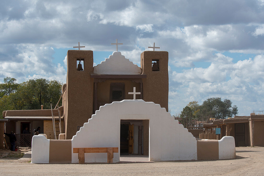 Die römisch-katholische Kirche im Taos Pueblo, der einzigen bewohnten indianischen Siedlung, die sowohl von der UNESCO als Weltkulturerbe als auch als nationales historisches Wahrzeichen in Taos, New Mexico, USA, ausgewiesen wurde