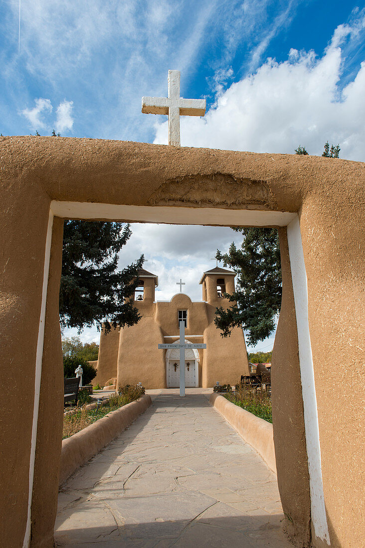 Die 1816 fertiggestellte Missionskirche San Francisco de Assisi in Ranchos de Taos, New Mexico, USA, ist eine skulptierte spanische Kolonialkirche mit massiven Lehmbausteinen und zwei nach vorne gerichteten Glockentürmen