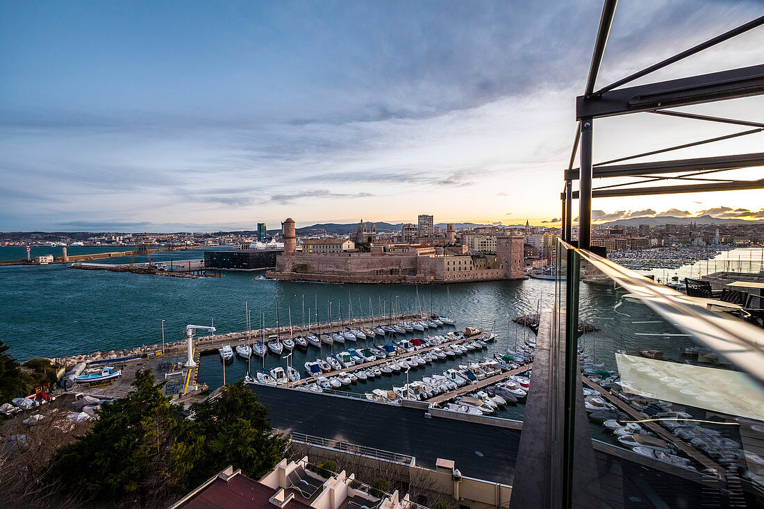 Ansicht des Fort St. Jean vom Fort St. Nicolas aus, der Hafen von Vieux, Marseille, Côte d'Azur, Frankreich, Europa