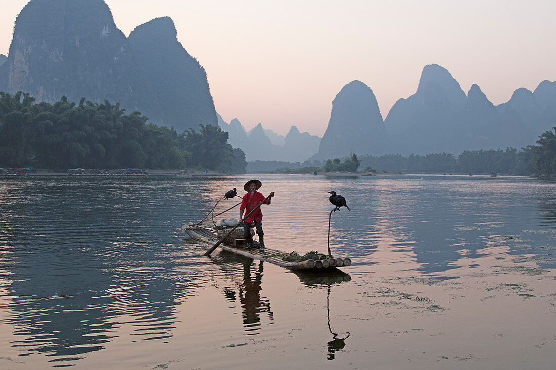 Kormoranfischer am Fluss Li, Guilin, Region Guangxi, China LA008388