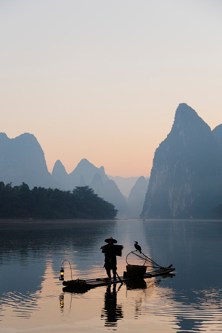 Kormoranfischer am Fluss Li, Guilin, Region Guangxi, China LA008370