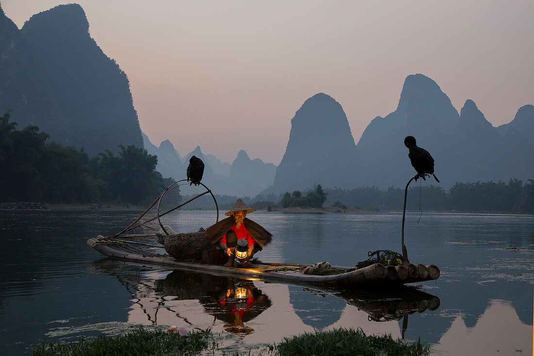 Kormoranfischer, beleuchtet für das Nachtfischen, Guilin, Region Guangxi, China LA008334