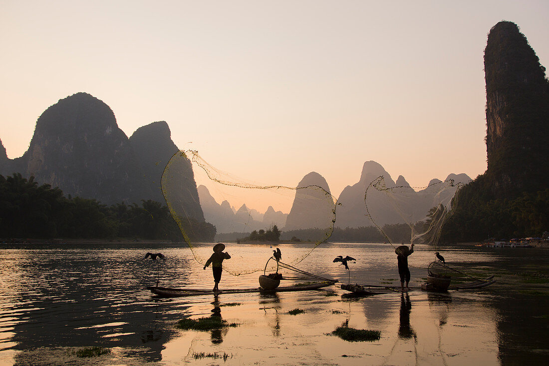 Kormoranfischer werfen das Fischnetz in den Fluss Li, Guilin, Region Guangxi, China LA008312