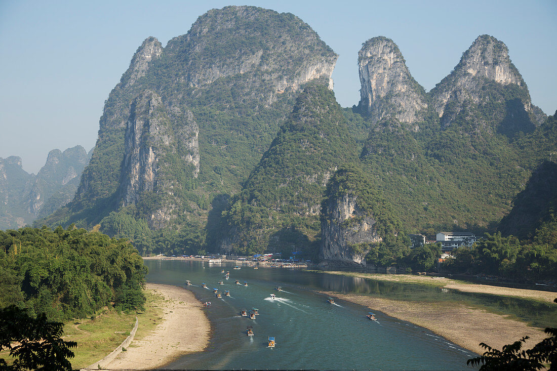 Touristenboote auf dem Fluss Li mit Kalksteinkarst, Guilin, Guangxi, China LA008218