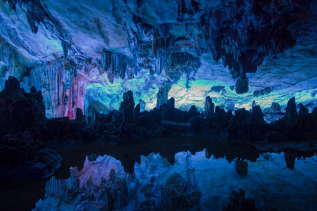 Die Schilfflötenhöhle (Ludi Yan, auch Reed Flute Caves) - beleuchtet mit farbigen Lichtern, Guilin, Guangxi, China LA008173