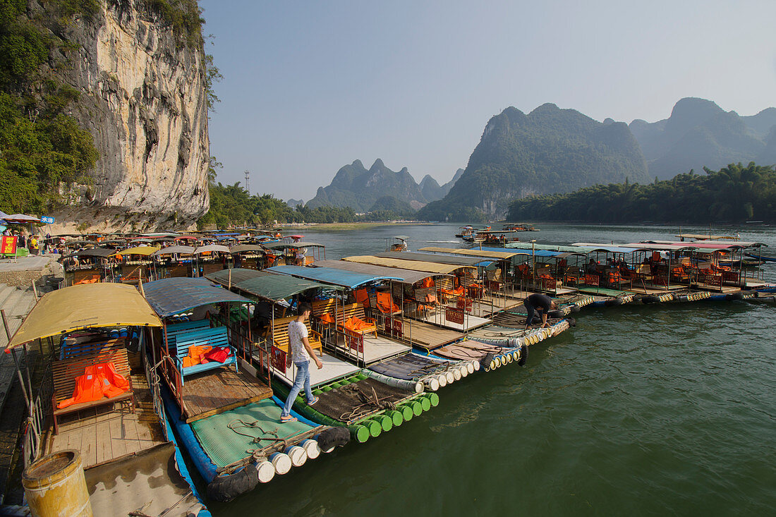 Touristische Bambusflöße auf dem Fluss Li, in der Region Xingping Guilin, Guangxi, China LA008204