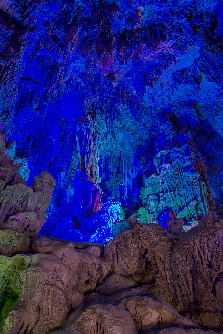 Die Schilfflötenhöhle (Ludi Yan, auch Reed Flute Caves) - beleuchtet mit farbigen Lichtern, Guilin, Guangxi, China LA008166
