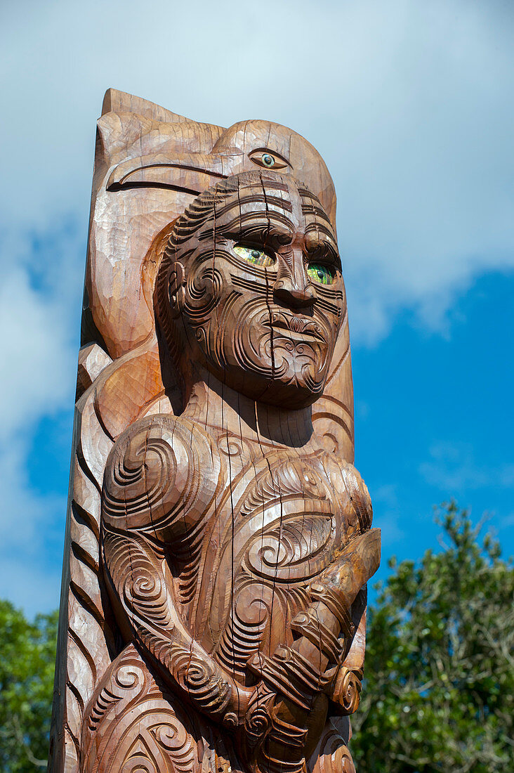 Ein Maori-Pfahl am historischen Meretoto (Schiffsbucht) im Queen Charlotte Sound in den Marlborough Sounds der Südinsel, der während der drei Entdeckungsreisen von Kapitän James Cooks bevorzugter neuseeländischer Stützpunkt war