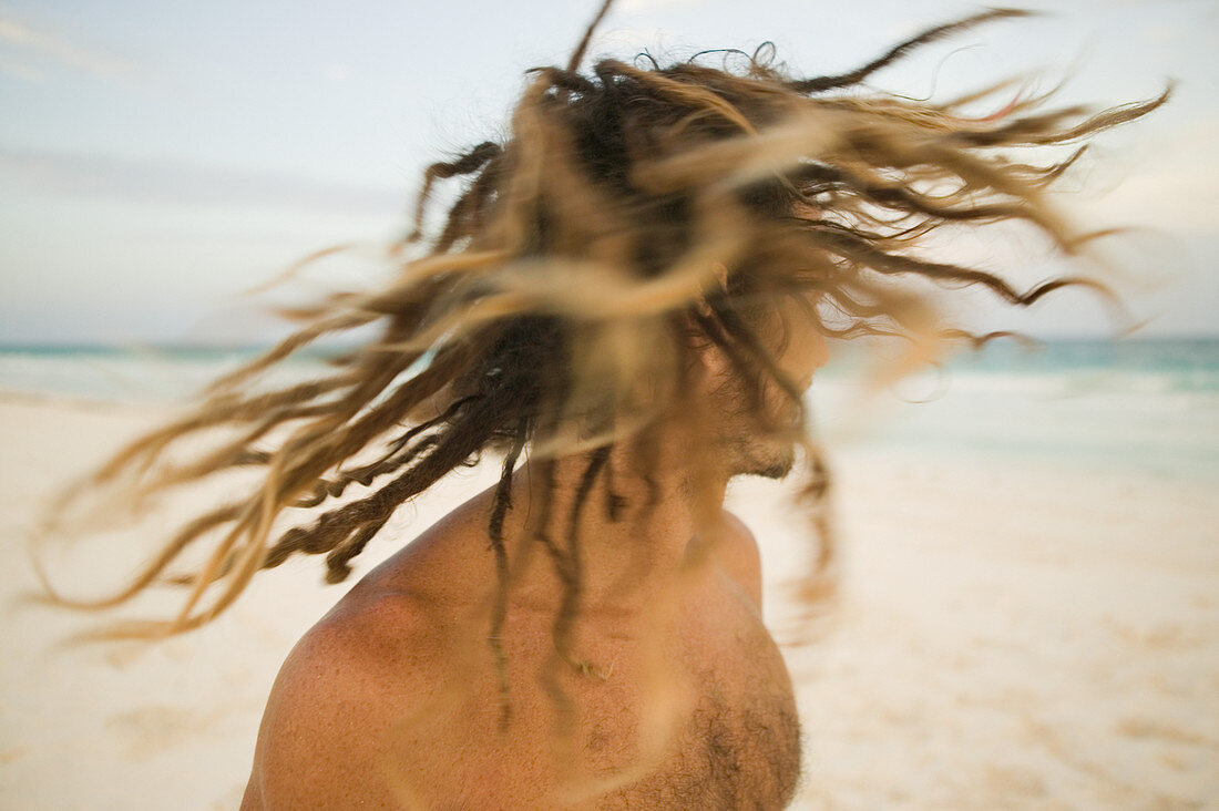 Junger Mann schüttelt seine Dreadlocks