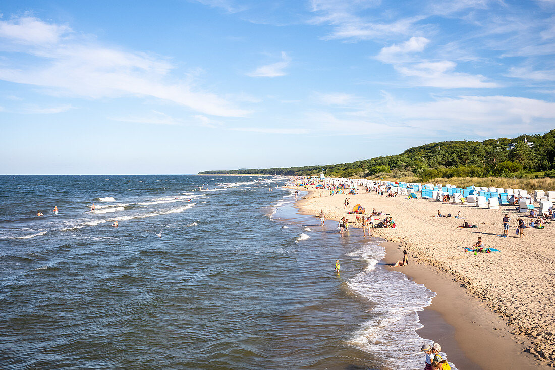 Strandpanorama am Strand von Zinnowitz mit Urlaubern, Usedom, Mecklenburg-Vorpommern, Deutschland