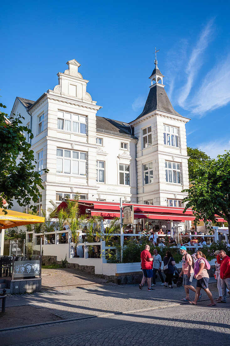 Beach promenade restaurant in Zinnowitz with vacationers and tourists, Usedom, Mecklenburg-Western Pomerania, Germany