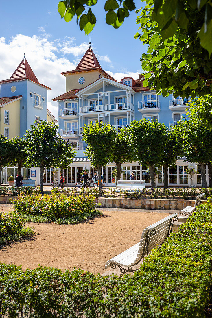 Park mit Sitzbänken vor alten Villen an der Strandpromenade in Zinnowitz mit Touristen, Usedom, Mecklenburg-Vorpommern, Deutschland