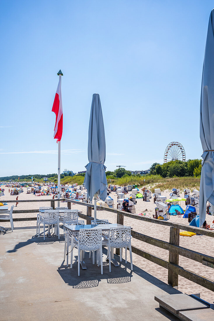 Blick von der Seebrücke in Ahlbeck zum Strand mit Touristen und Urlaubern, Usedom, Mecklenburg-Vorpommern, Deutschland