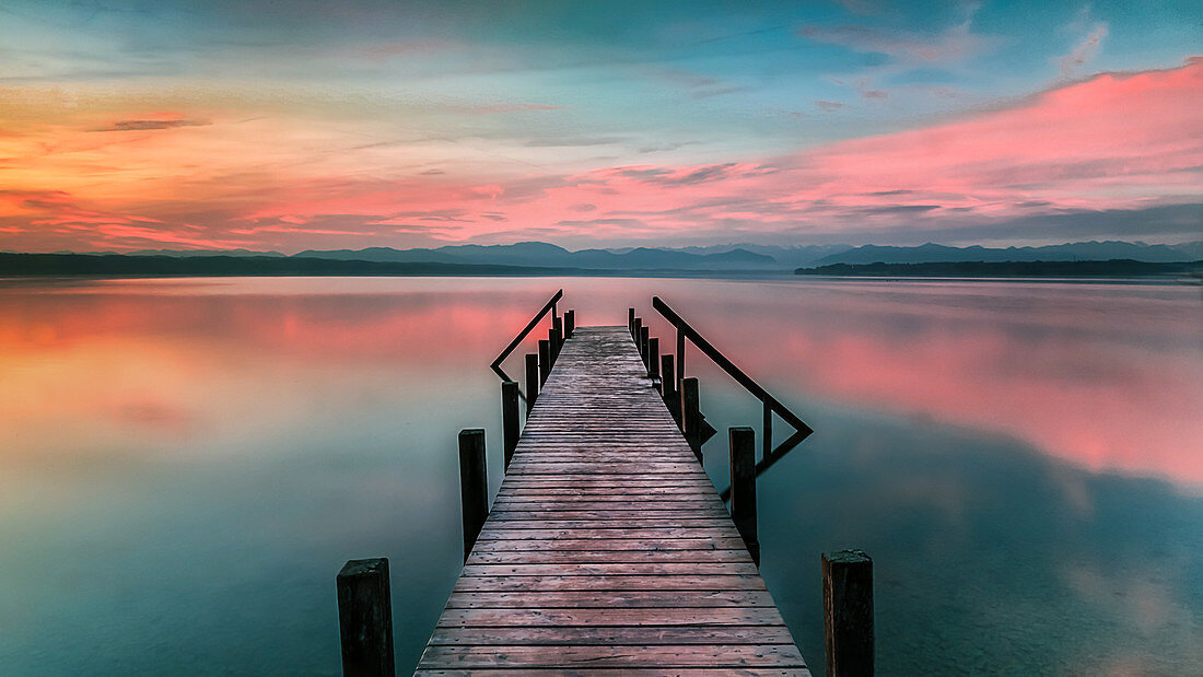 Steg bei Sonnenaufgang am Starnberger See, Bayern, Deutschland