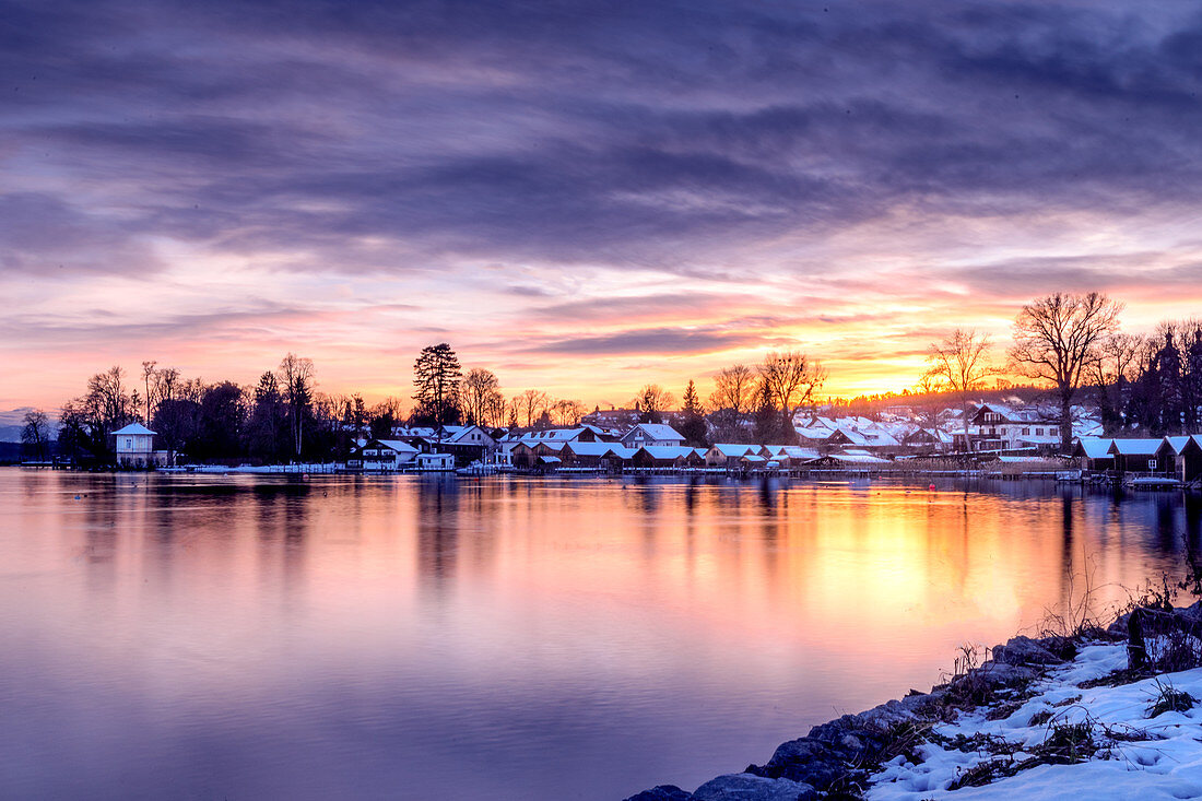 Sunset at Lake Starnberg in winter with snow-covered houses, Brahmspromenade, Tutzing, Bavaria, Germany