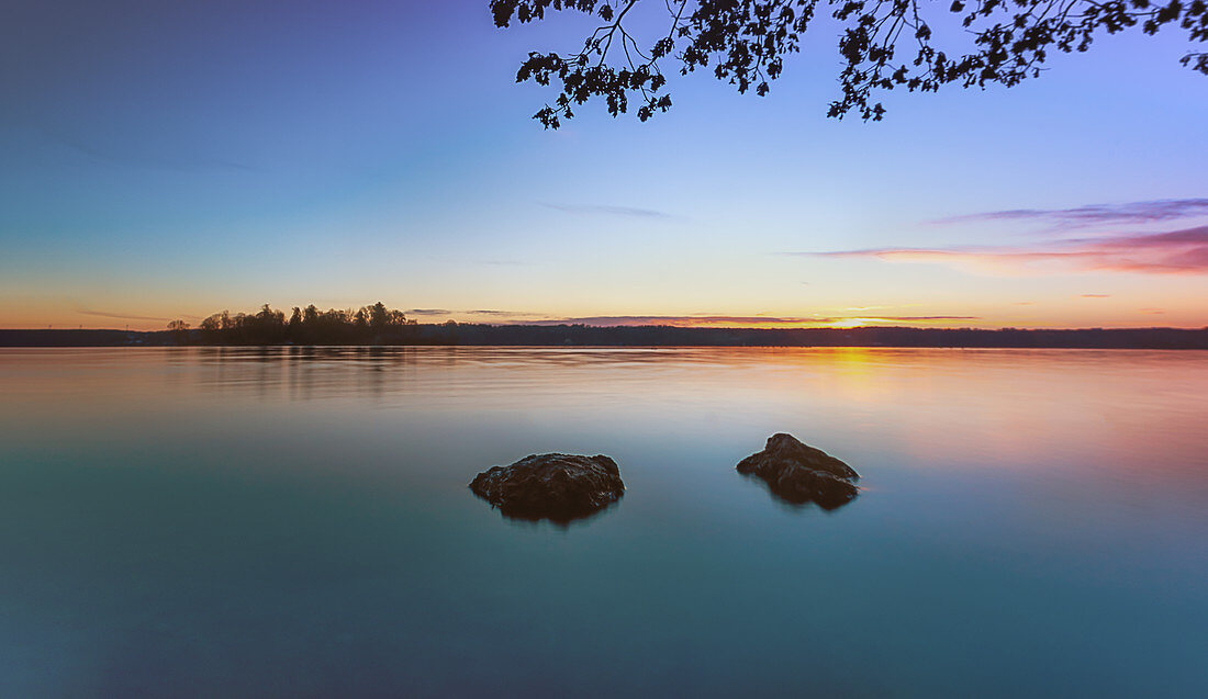 Sonnenaufgang am Starnberger See, Blick auf die Roseninsel, Bayern, Deutschland