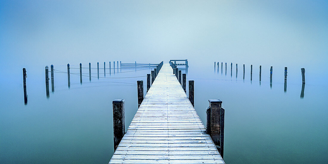 Beschneiter Steg in Marina bei nebligen Sonnenaufgang am Starnberger See, Seeshaupt,  Bayern, Deutschland