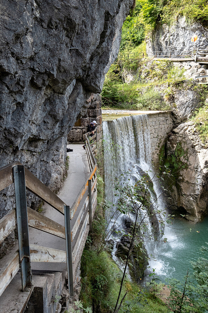 Blick auf den Wasserfall in der Rappenlochschlucht, Dornbirn, Vorarlberg, Österreich, Europa