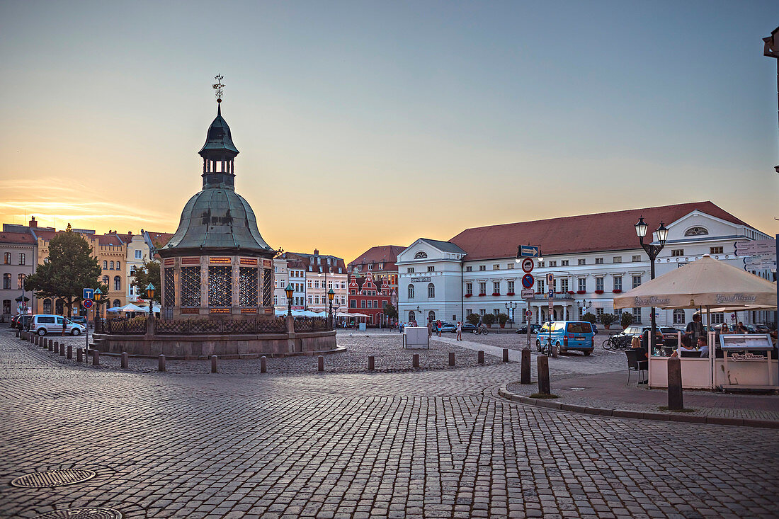 Historisches Bauwerk Wasserkunst auf dem Marktplatz von Wismar, Mecklenburg-Vorpommern, Deutschland