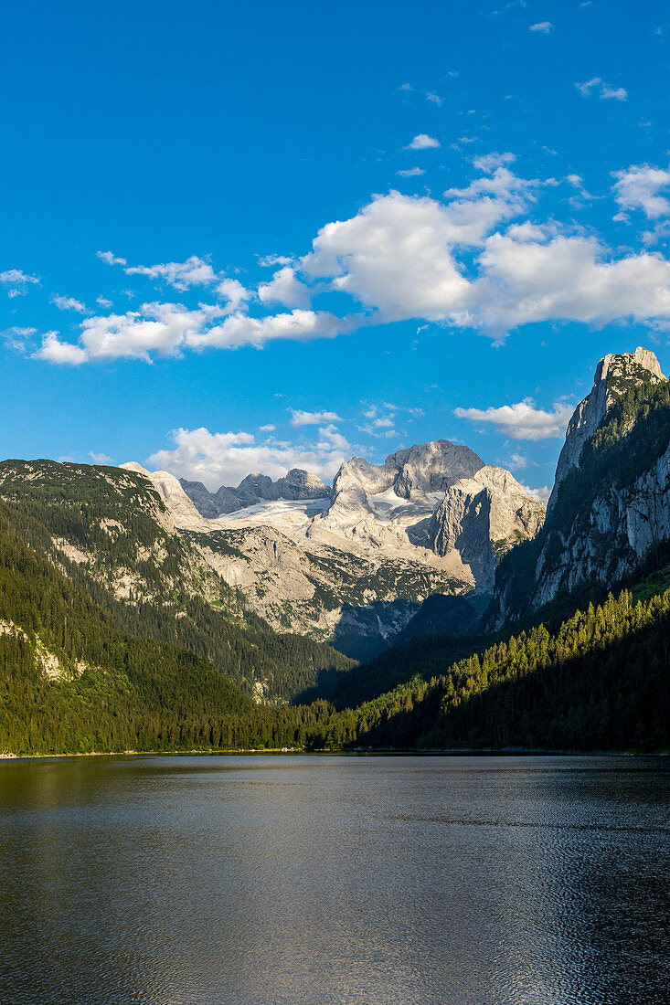 Blick über den großen Gosausee auf das Dachsteinmassiv, Salzkammergut, Oberösterreich, Österreich