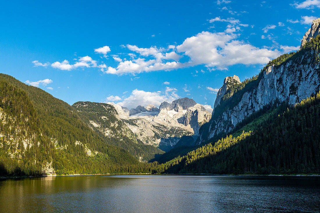 Blick über den großen Gosausee auf das Dachsteinmassiv, Salzkammergut, Oberösterreich, Österreich