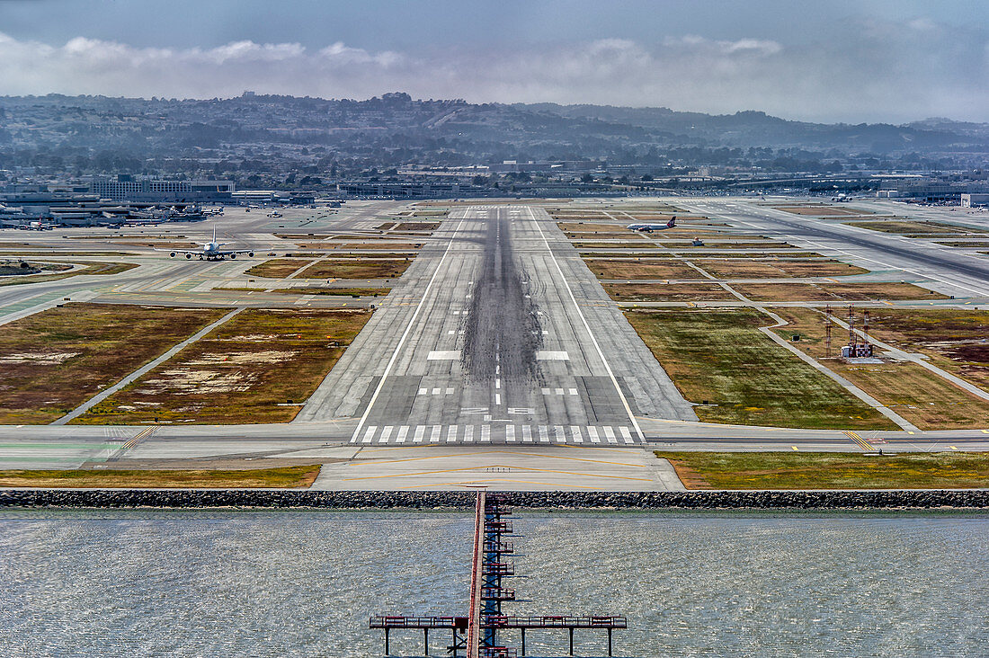 Anflug auf die Landebahn 28L, Flughafen San Francisco (KSFO/SFO), USA