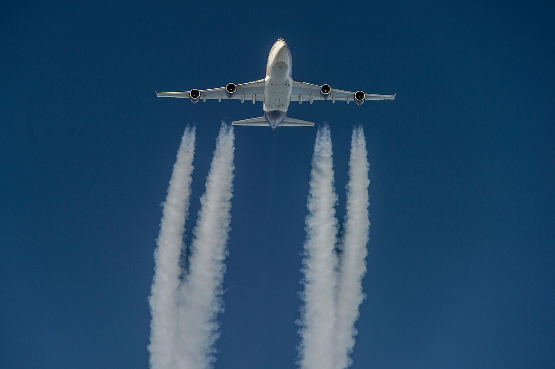 Boeing 747 mit Kondensstreifen