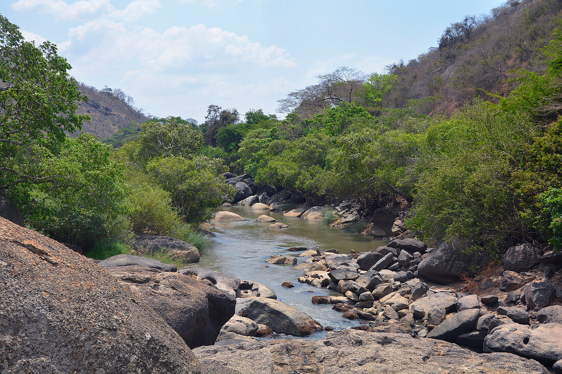 Malawi; Northern Region; an der Nationalstraße M1; nördlich von Mzuzu; hügelige Flusslandschaft