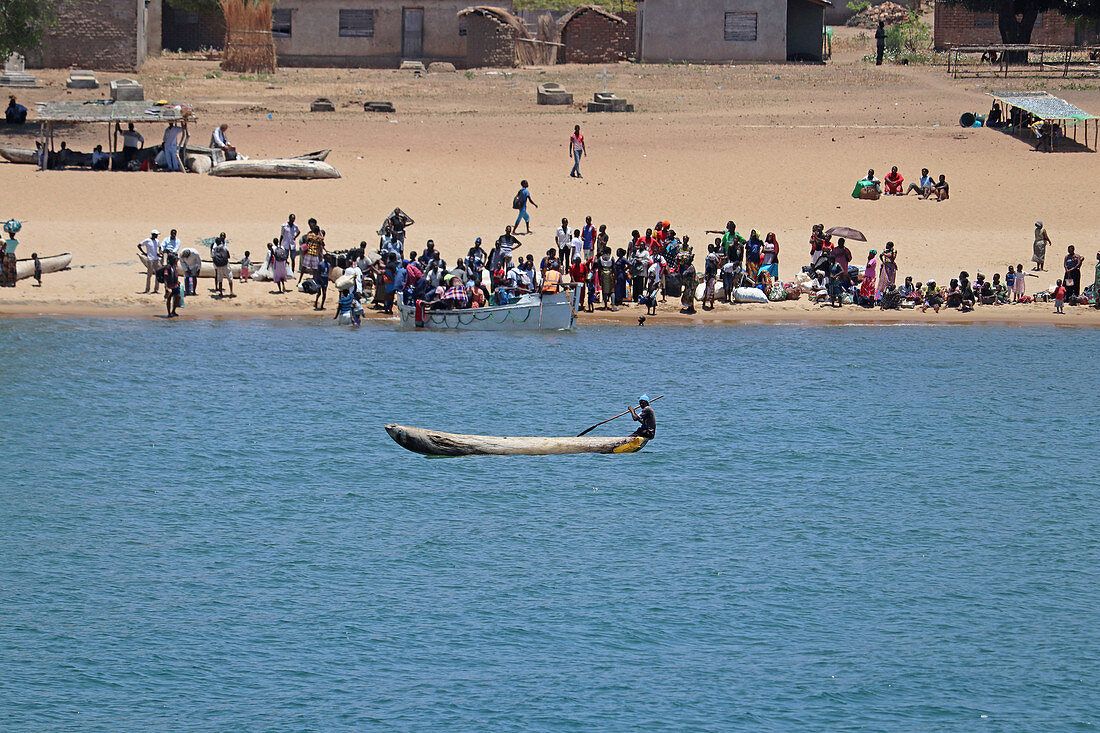 Malawi; Northern Region; Malawi See; Hafen von Usisya; Fischer mit Einbaumboot fährt vor der Küste