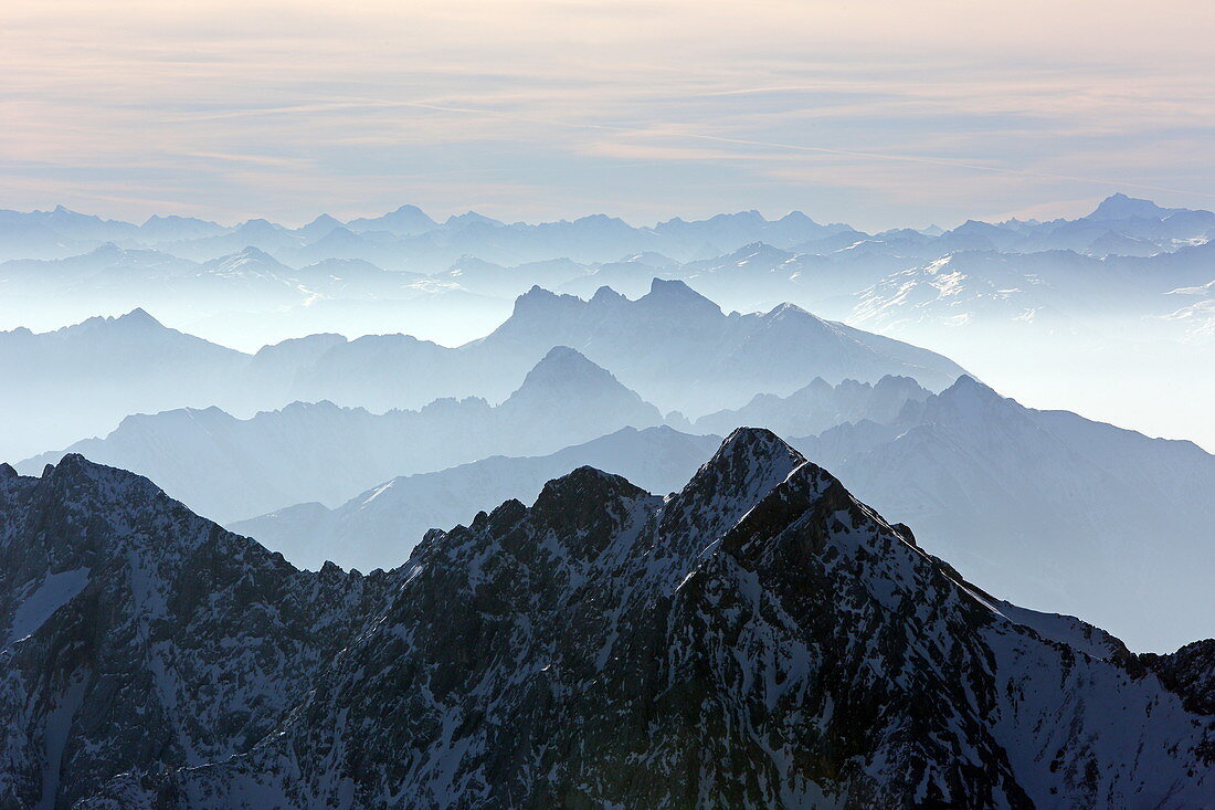 Blick von der Zugspitze, Garmisch-Partenkirchen, Werdenfelser Land, Oberbayern, Bayern, Deutschland