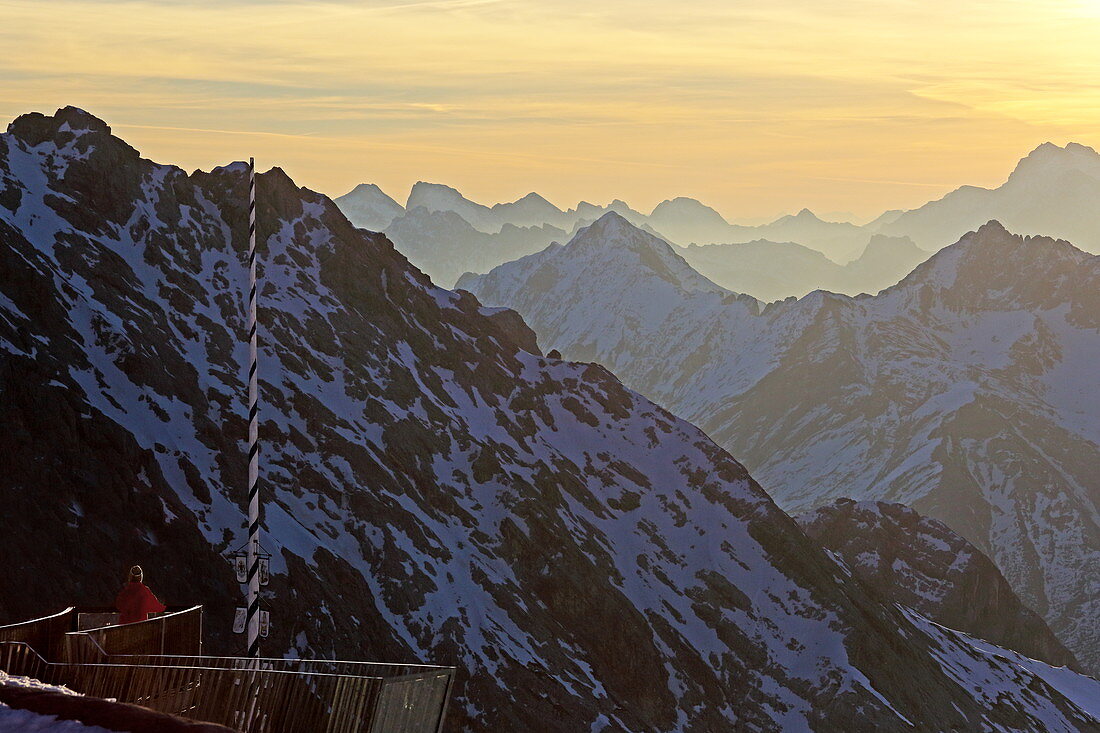 Sonnenaufgang auf dem Zugspitzplatt und Aussichtsplattform AlpSpix, Zugspitze, Werdenfelser Land, Garmisch-Partenkirchen, Bayern, Deutschland