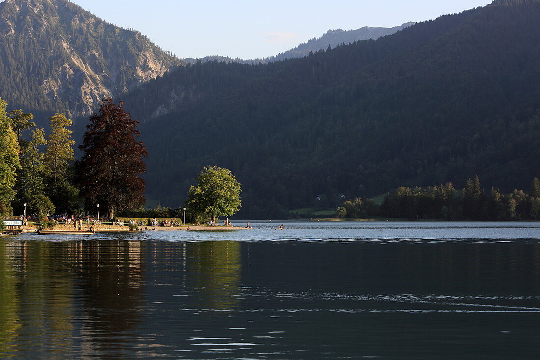 Badeplatz und Seepromenade südlich des Ortes Schliersee, Oberbayern, Bayern, Deutschland