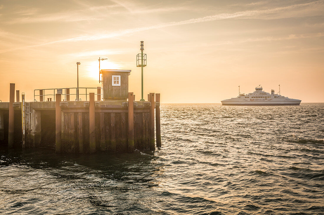 Sylter Fähre bei der Einfahrt in den Hafen von List, Sylt, Schleswig-Holstein, Deutschland