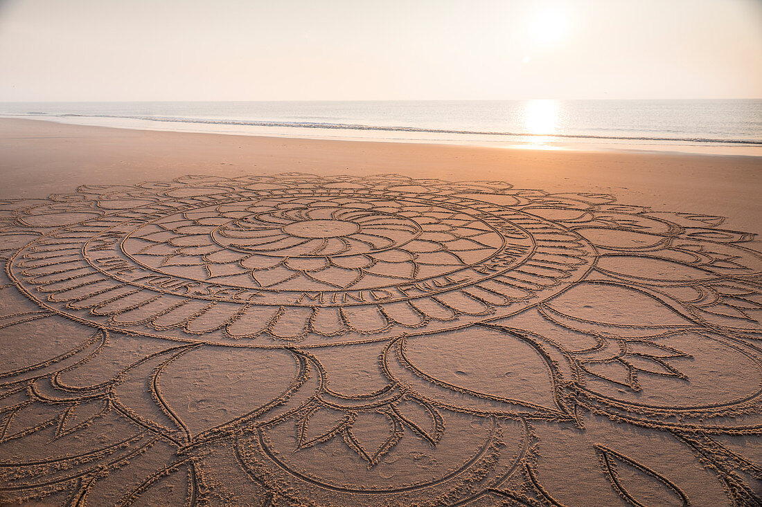 Sandmandala am Strand von Kampen zum Sonnenuntergang, Sylt, Schleswig-Holstein, Deutschland