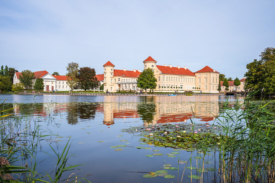 Schloss Rheinsberg, Blick über den Grienericksee mit Seerosen, Rheinsberg, Brandenburg, Deutschland