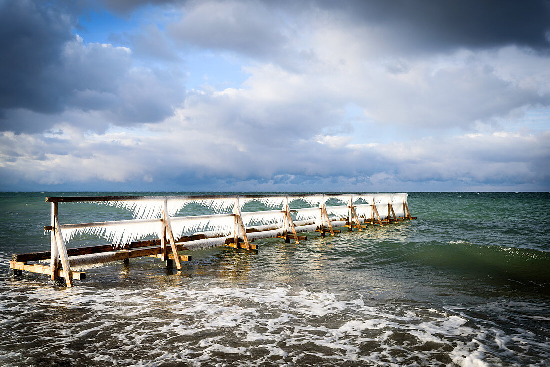 Eiszapfen am Badesteg von Heiligenhafen am Steinwarder, Ostsee, Ostholstein, Schleswig-Holstein, Deutschland