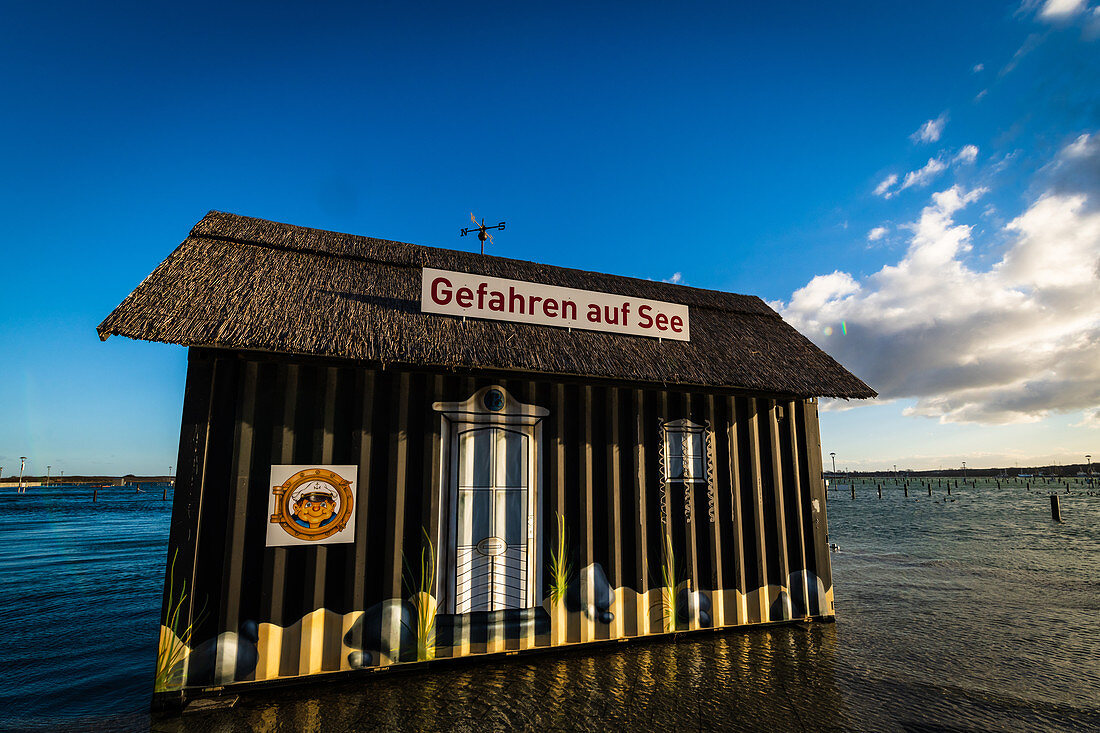 Überschwemmter Überseecontainer in Heiligenhafen, Ostsee, Ostholstein, Schleswig-Holstein, Deutschland