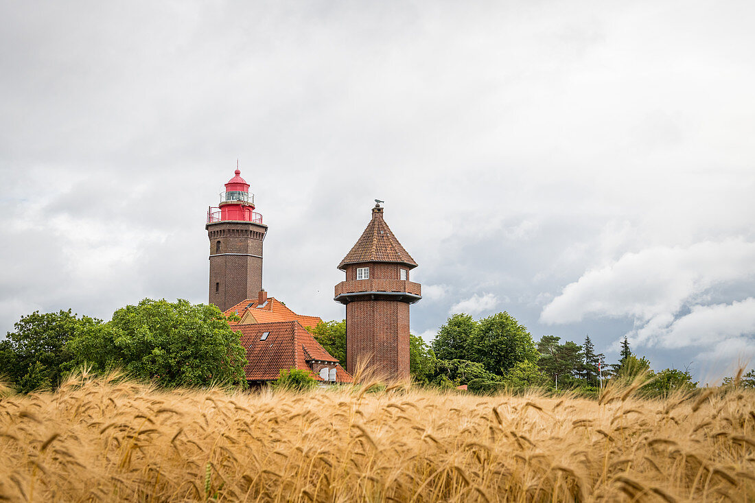 Dahmer Leuchtturm vor einem Weizenfeld, Ostsee, Dahme, Schleswig-Holstein, Deutschland