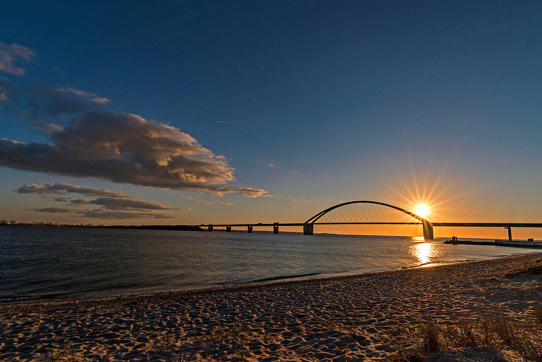 Sunset behind the Fehmarnsund Bridge, Belt, StrandOstsee, Fehmarn, Ostholstein, Germany