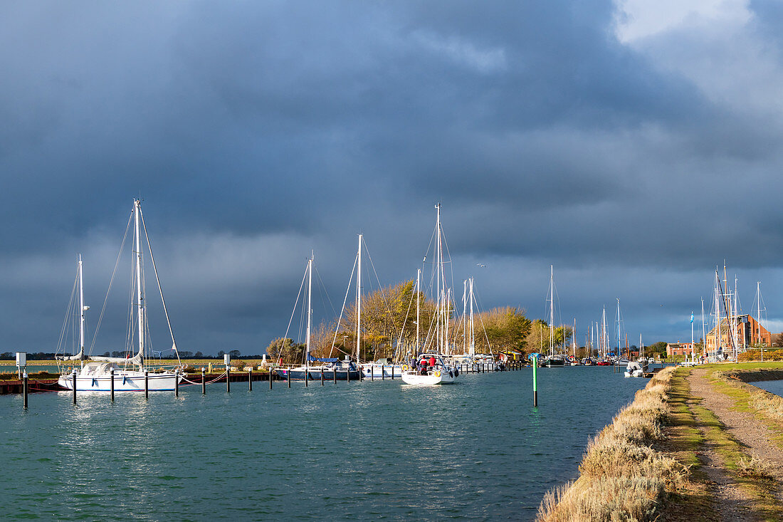 Hafeneinfahrt mit Segelbooten in Ohrt auf Fehmarn, Schleswig-Holstein, Deutschland